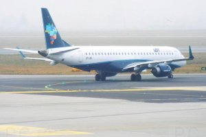 przemyslaw chorazykiewicz commercial jets photographs e 195 pll lot.JPG