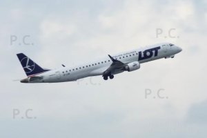 gear up embraer 195 pll lot sp-lnh.JPG