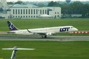 embraer 195 sp-lnd take off chopin airport.JPG