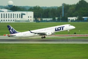 embraer 195 sp-lni pll lot lotnisko chopina 23. 05. 2019.JPG