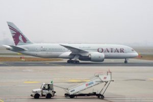 a7-bch qatar b 787 dreamliner chopin ls airport services.JPG