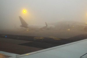 warsaw airport 17. 01. 2020 mist pll lot embraer blue panorama b 737.JPG