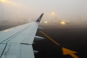 yellow arrow warsaw chopin airport pll lot embraer.JPG