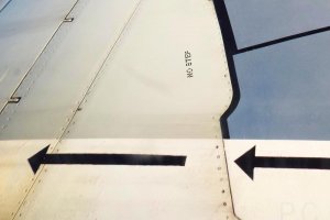 b 737 wing black arrows sp-lua przemyslaw chorazykiewicz.JPG