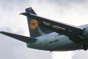 lufthansa b 737 d-abem heathrow.JPG