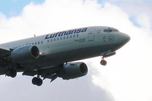 b 737 d-abec karlsruhe lufthansa dabec lhr.jpg