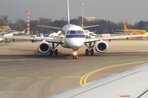warsaw chopin airport flight operations march 2020 pll lot e 195 sp-lnc.JPG