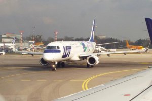 lotnisko chopina warszawa 10. 03. 2020 embraer 195 pll lot sp-lnc yummy yummy.JPG