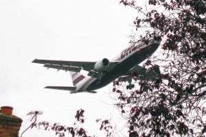 low flying a300 dhl heathrow airport.JPG
