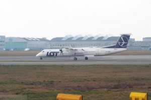 warszawa lotnisko chopina q400 sp-eqd marzec 2020.JPG