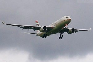 przemyslaw chorazykiewicz a330 a6-eyn etihad airways.JPG