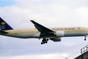 chorazykiewicz aviation photograph arabian b 777 heathrow.jpg