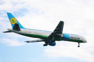 boeing 757 uzbekistan vp-bud przemyslaw chorazykiewicz.JPG