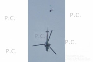 otwieranie spadochronu smigłowiec