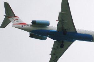 fokker 100 oe-lve austrian lhr 2007.jpg