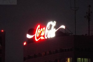 nocna reklama coca cola warszawa neon.JPG