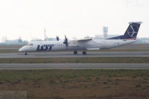 warszawa lotnisko chopina q400 oy-ybz pll lot.JPG
