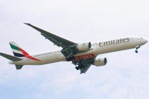 lotnisko heathrow samolot b 777 emirates.jpg