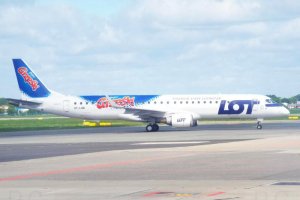 warsaw chopin airport e 195 pll lot sp-lnb przemyslaw chorazykiewicz.JPG