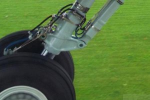 q400 oy-ybz pll lot gear up.JPG