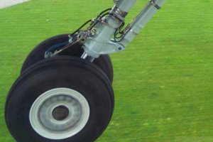 przemyslaw chorazykiewicz photo q400 undercarriage oy-ybz.JPG