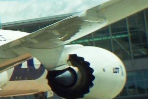 boeing 787 sp-lrh jet engine chopin airport.JPG