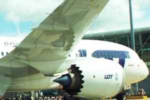 b 787 dreamliner pll lot sp-lrh engine exhaust.JPG