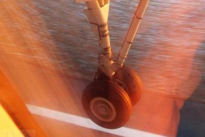 main-undercarriage leg-bombardier-dash-eurolot-pll-lot.JPG