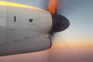 bombardier-dash-engine-nacelle-sun-reflection.JPG