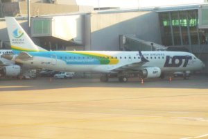 mazury-travel-embraer-pll-lot-nowe-malowanie.JPG