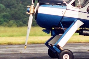 pzl-104-propeller-undercarriage-spzoi.JPG