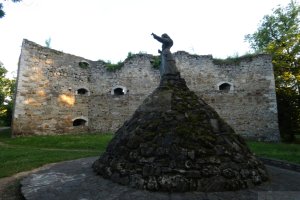 chrzanowska-monument-trembowla-castle.JPG