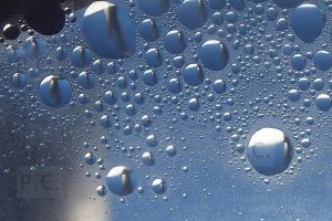 fotografia lotnicza kropelki na szybie