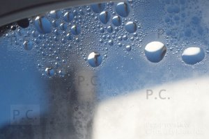 efekty w kropelkach wody na oknie samolotu