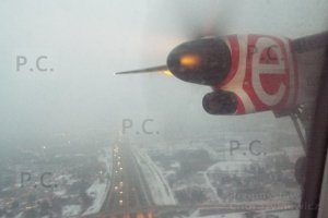 biało czerwone logo samolot