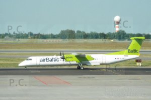 biało-zielony samolot na lotnisku w Warszawie