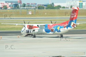 kolorowy samolot z reklamą Wedla higherthanjumbojets.pl