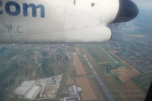 dhc 8 over landing strip