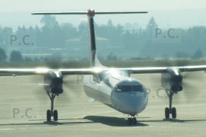 widok samolotu DHC 8 Bombardier z przodu fot. P. Chorążykiewicz