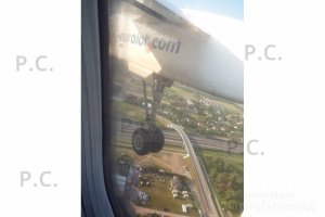 Bombardier DHC 8 przed Warszawą