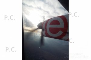 dhc 8 biało czerwone logo samolot q 400