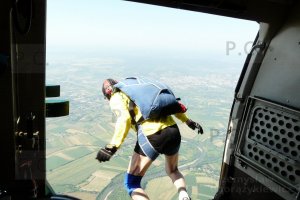 spadochroniarz w drzwiach higherthanjumbojets.pl