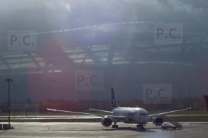 dreamliner photographed against the sun